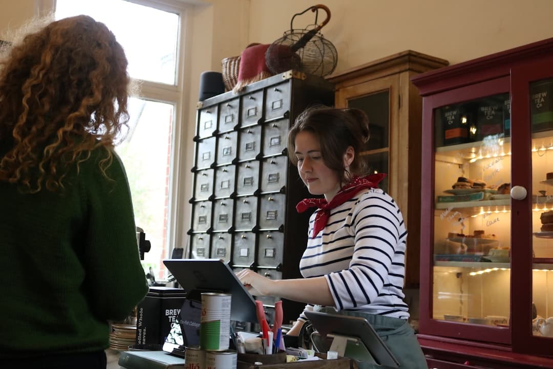 Shift lead following a refund workflow at a restaurant register